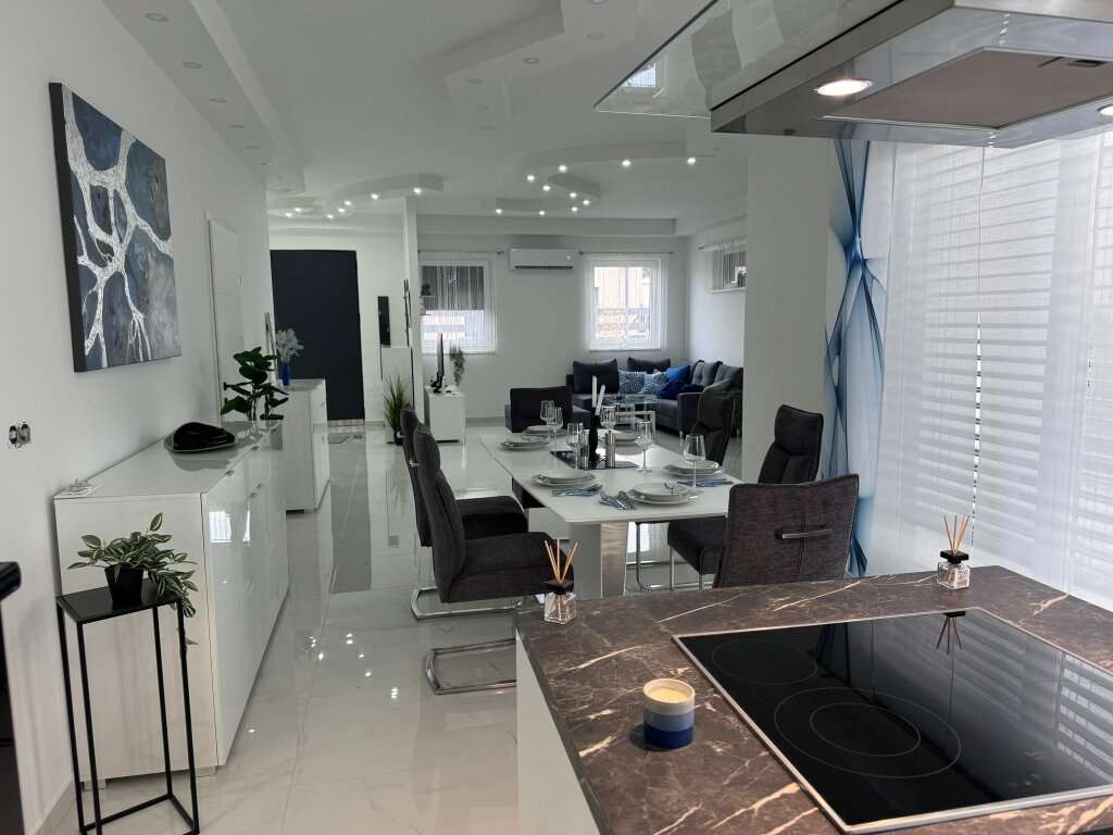 Бунгало с 3 комнатами в Нойфельд ан дер Лайта, Австрия № 22120