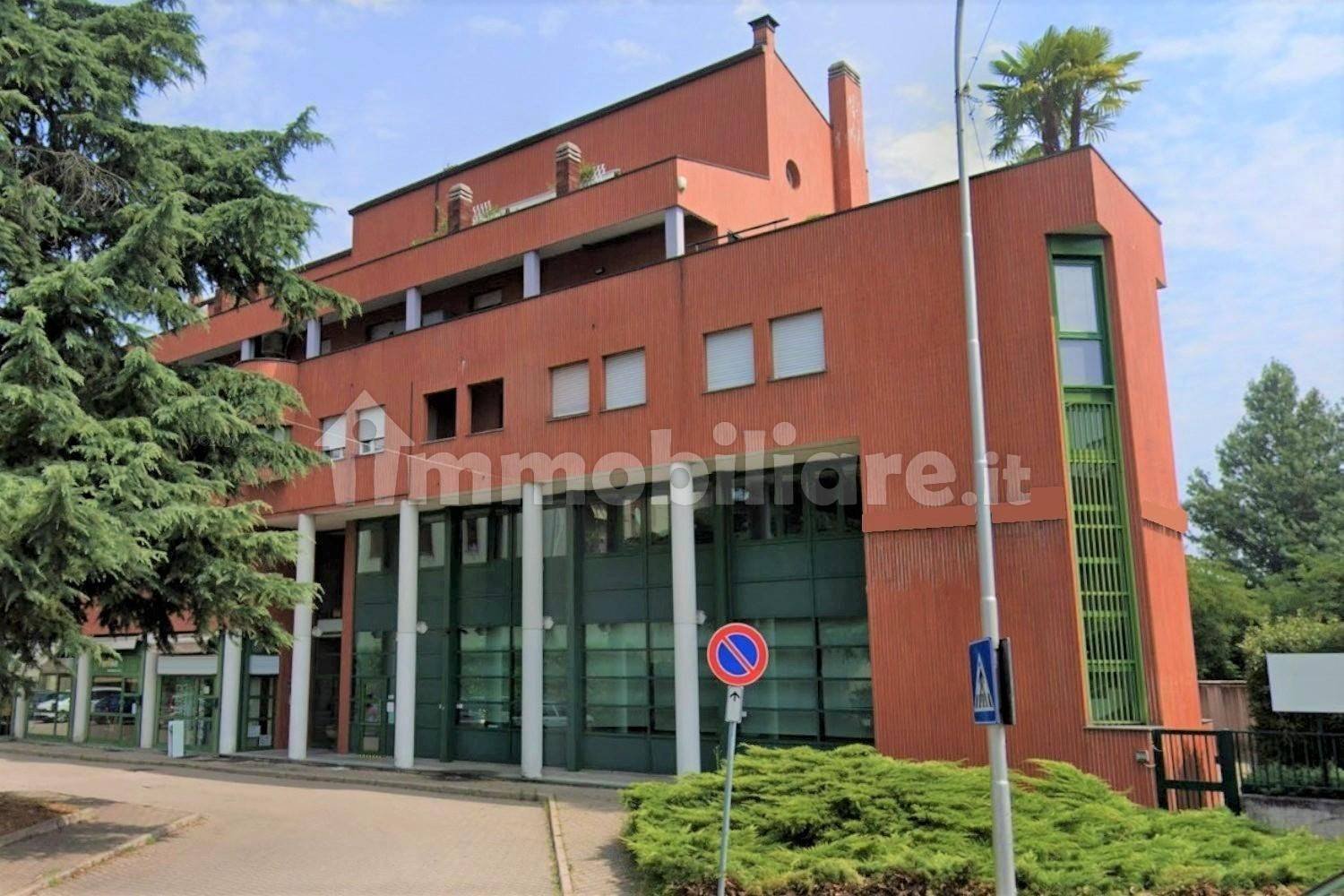  عقار تجاري في Castellanza, Italy 720متر مربع رقم 317741