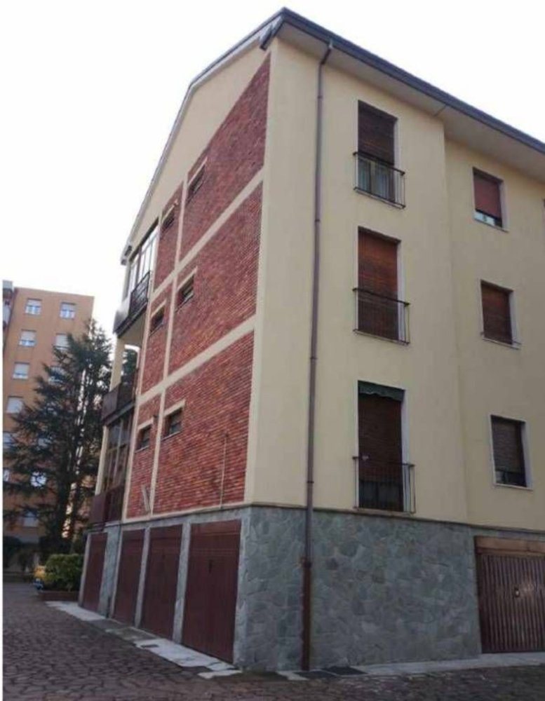 Apartamento de 6 habitaciónes en Monza, Italy No. 3792