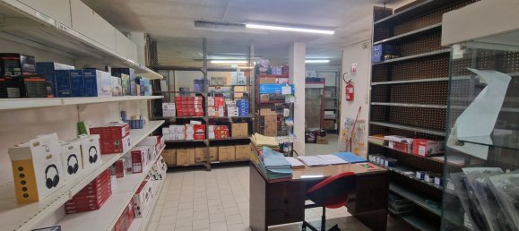 415m² Commercial property in Naples, Italy No. 267571 3