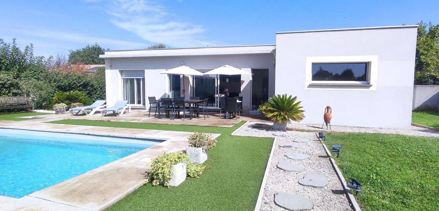 4 bedrooms Villa in Avignon, France No. 358310