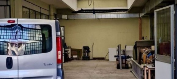 458m² Warehouse in Anzano del Parco, Italy No. 187597 2