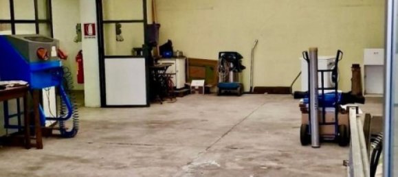 458m² Warehouse in Anzano del Parco, Italy No. 187597 3
