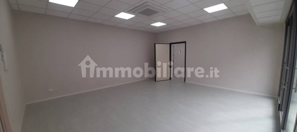 Propiedad comercial de 2 habitaciónes en Brescia, Italy No. 6642 4