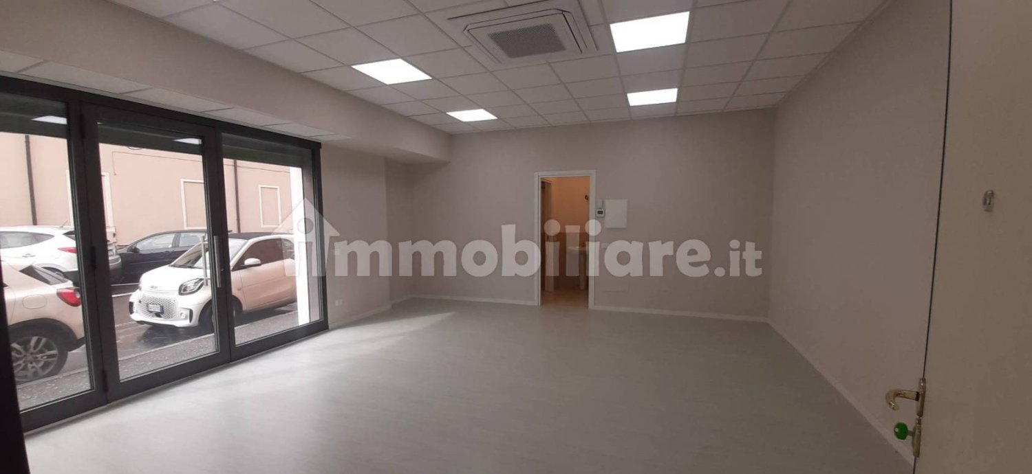 Propiedad comercial de 2 habitaciónes en Brescia, Italy No. 6642