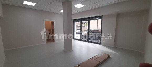 Propiedad comercial de 2 habitaciónes en Brescia, Italy No. 6642 8
