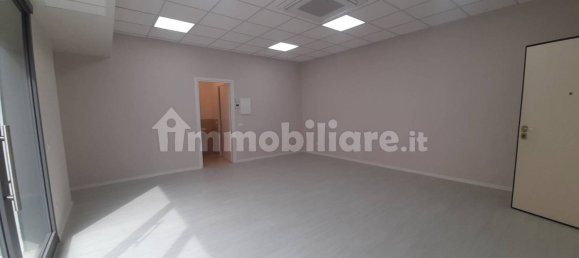 Propiedad comercial de 2 habitaciónes en Brescia, Italy No. 6642 3