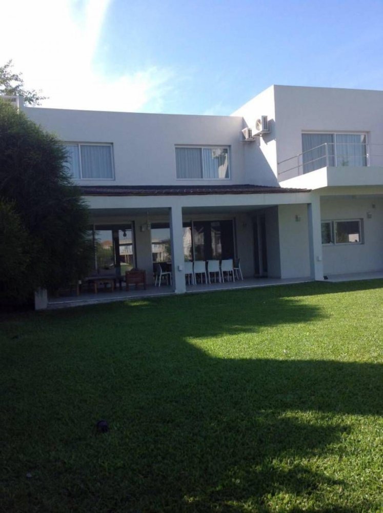 4 bedrooms House in Tigre, Argentina No. 64116