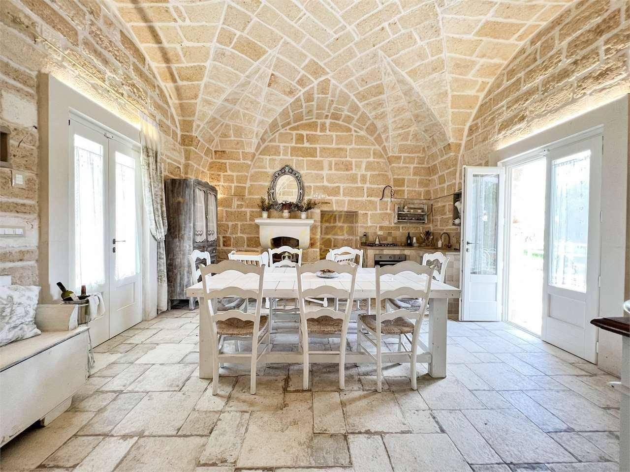 Дом с 6 комнатами в Каровиньо, Италия № 80169