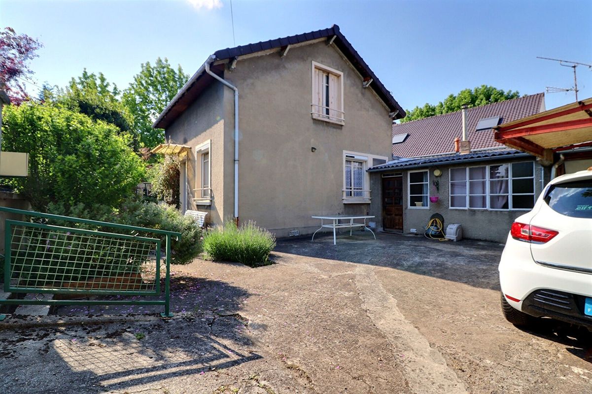 3 bedrooms House in Stains, France No. 299651