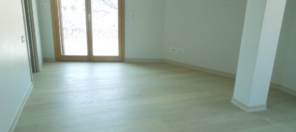 2 Schlafzimmer Penthouse in Reggio Emilia, Italy, Nr. 157297 4