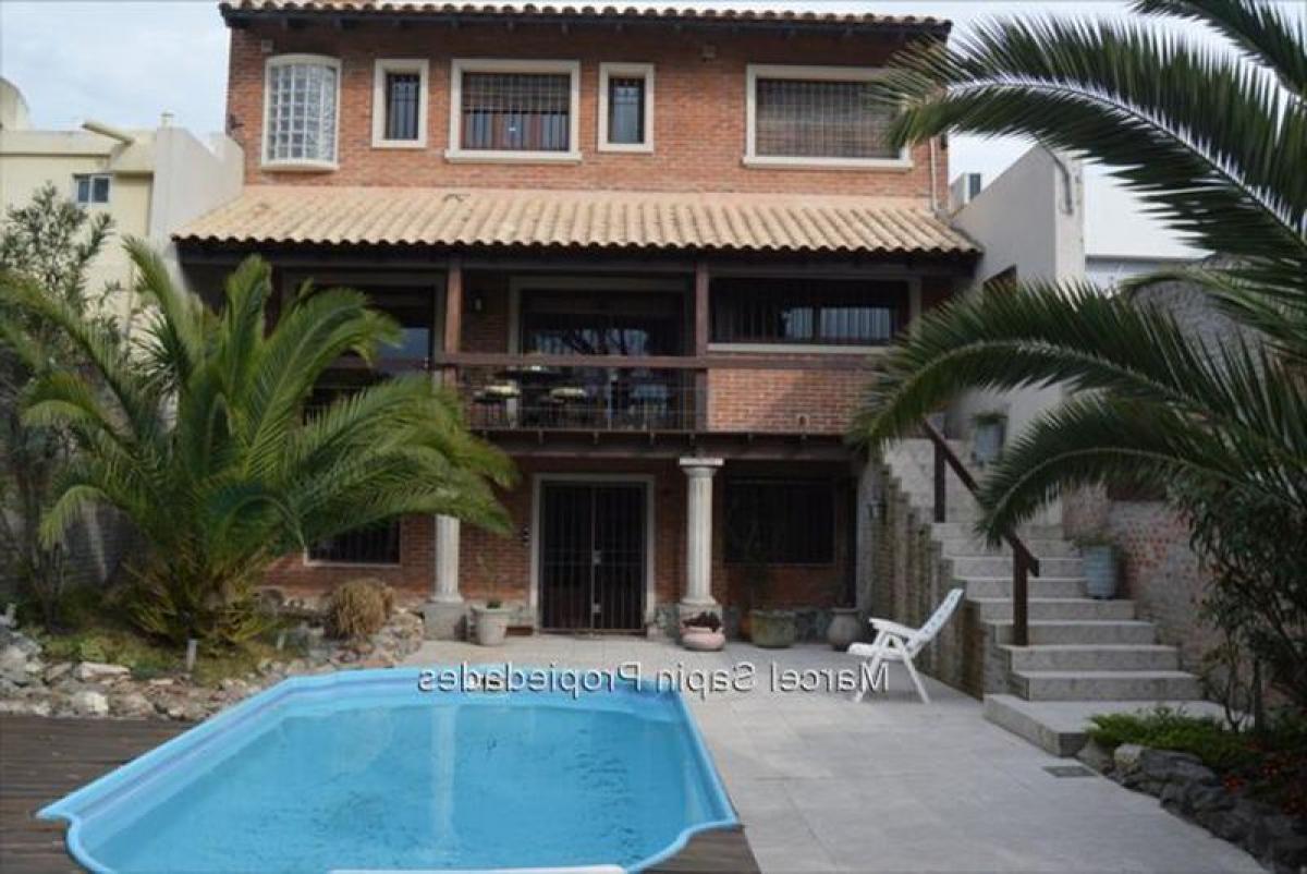 3 bedrooms House in Montevideo, Uruguay No. 5097