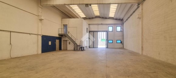 Armazém em Usmate Velate, Italy 685 m² N.º 338376 2