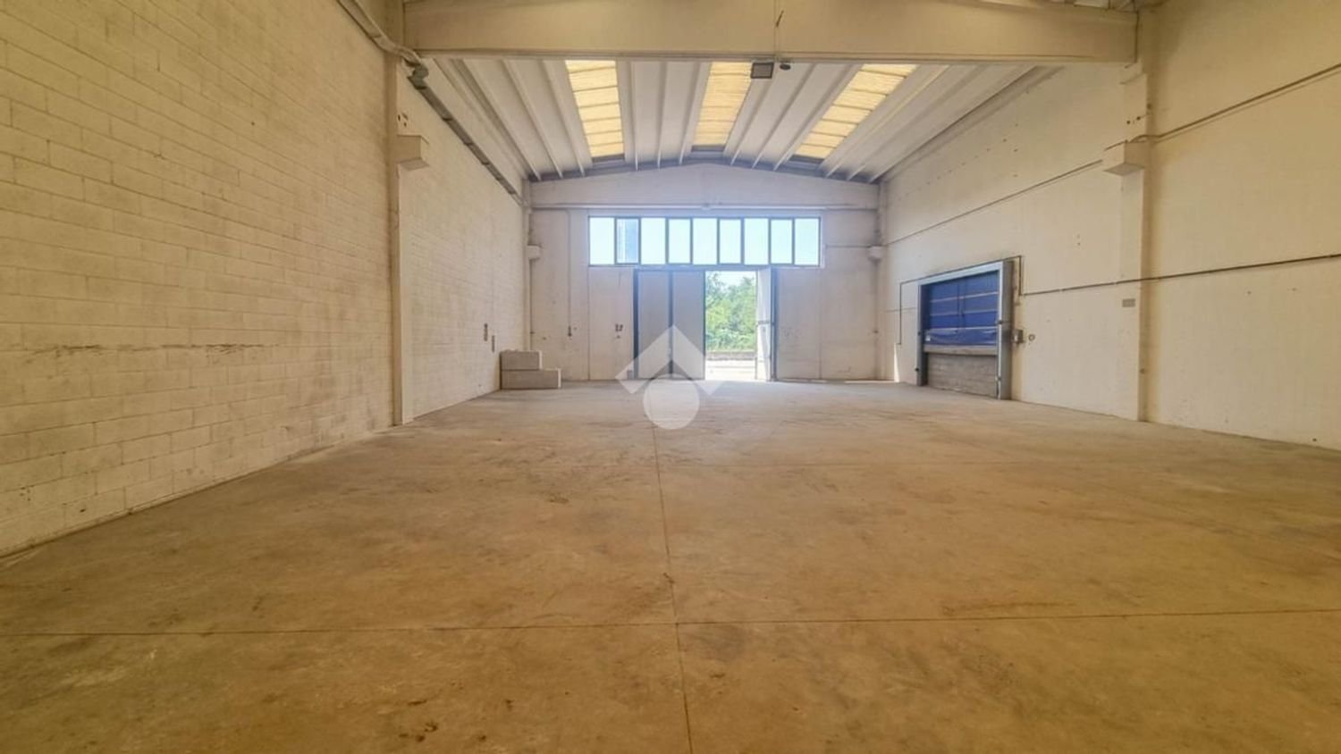 Armazém em Usmate Velate, Italy 685 m² N.º 338376