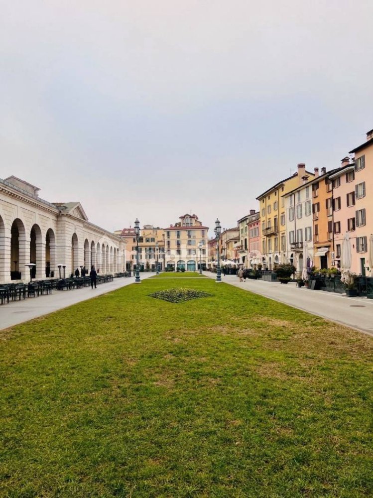 1 room Commercial property in Brescia, Italy No. 231494