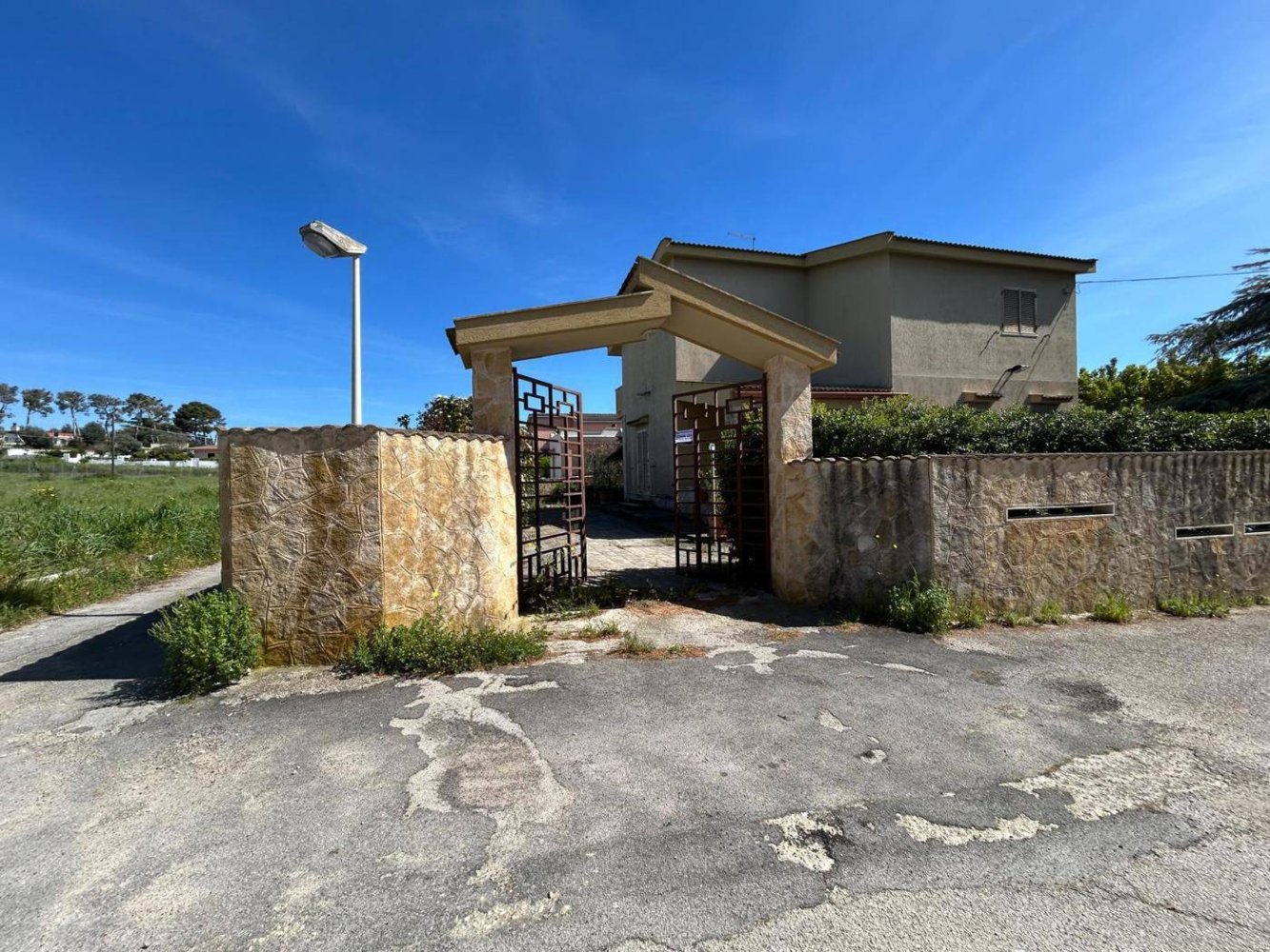 Villa de 6 habitaciónes en Pulsano, Italy No. 43338