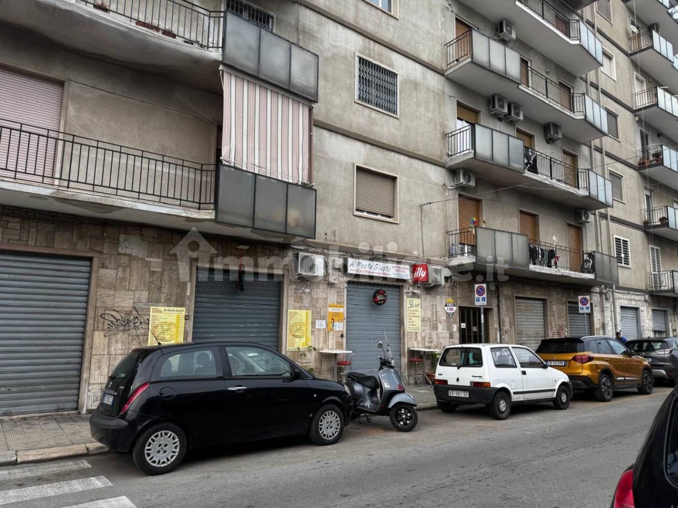 Коммерческая недвижимость с 2 комнатами в Бари, Италия № 162899