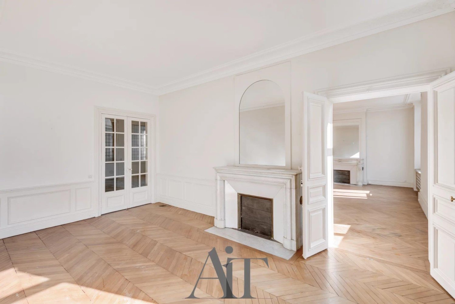 7 rooms Apartment in Paris, France No. 360777