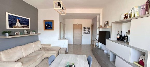 3 rooms Apartment in Naples, Italy No. 37371 5