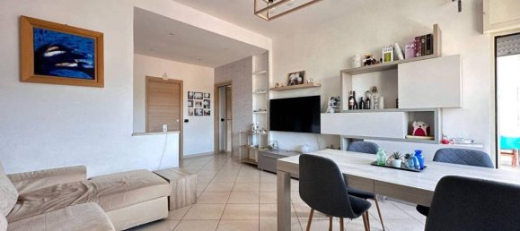 3 rooms Apartment in Naples, Italy No. 37371 4