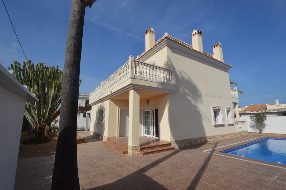 Villa de 4 dormitorios en Cabo Roig, Spain No. 450