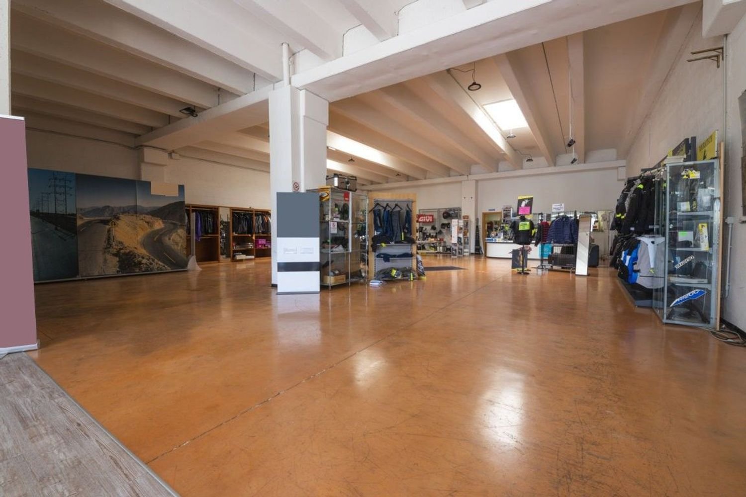 658m² Commercial property in Macerata, Italy No. 254668