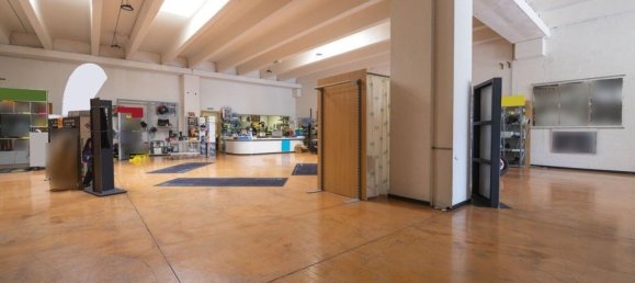 658m² Commercial property in Macerata, Italy No. 254668 5