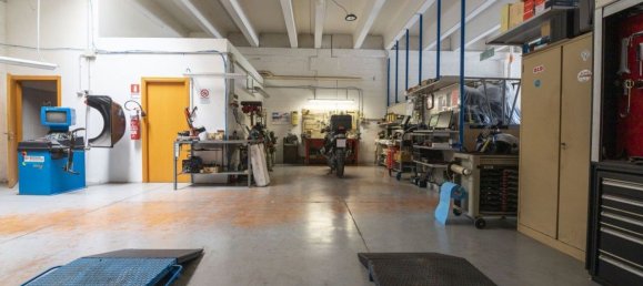 658m² Commercial property in Macerata, Italy No. 254668 3