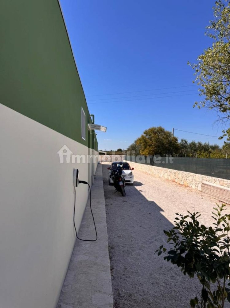 300m² Warehouse in Bari, Italy No. 363325