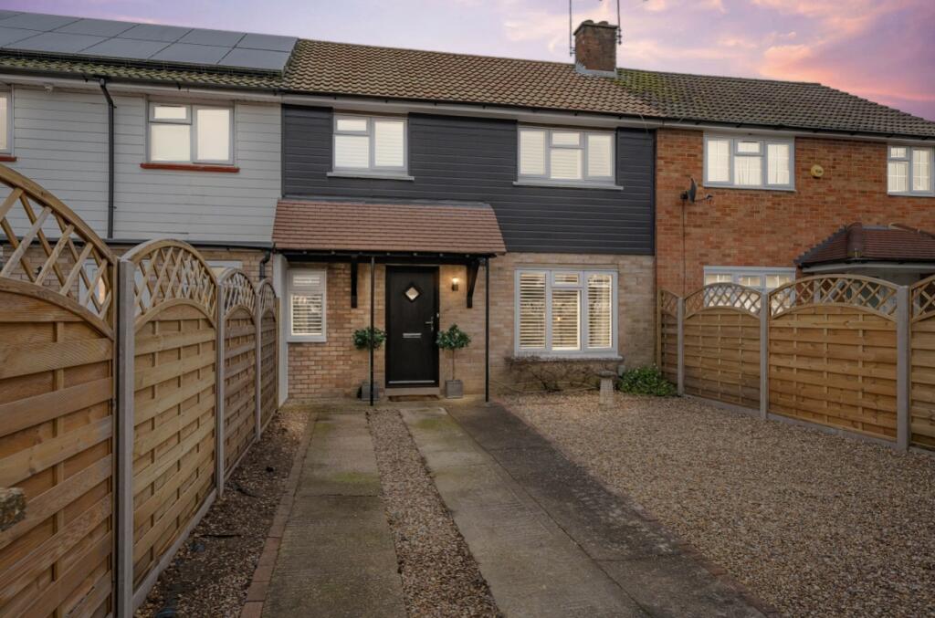 3 bedrooms House in Camberley, United Kingdom No. 13797