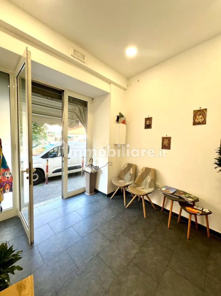2-salle Propriété commerciale à Genoa, Italy No. 210236