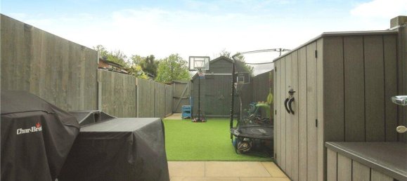 2 bedrooms House in Surrey, United Kingdom No. 8579 5