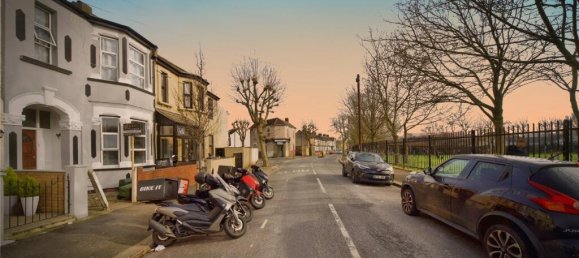 4 bedrooms House in East Ham, United Kingdom No. 11403 36