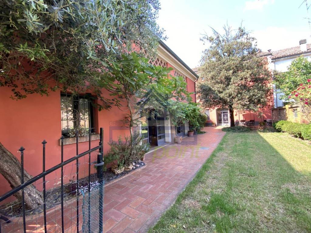 4 bedrooms Villa in Luzzara, Italy No. 128243