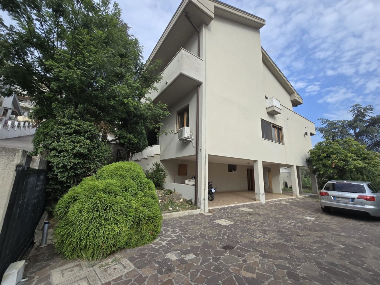 4 bedrooms Villa in Pescara, Italy No. 400461