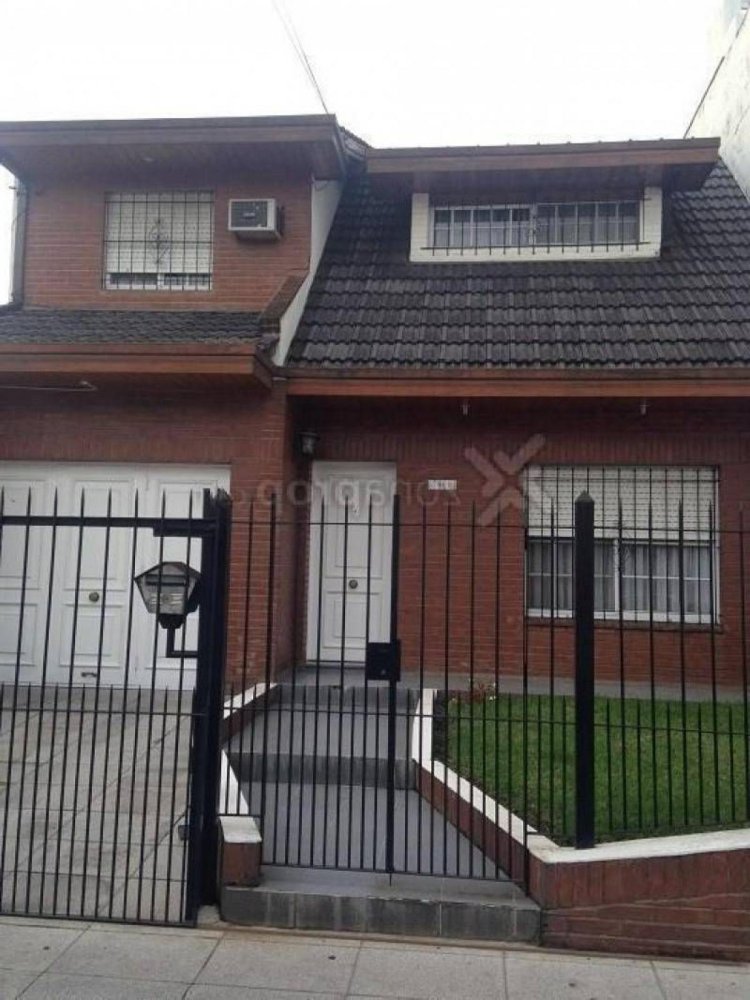 Casa de 3 dormitorios en Buenos Aires, Argentina No. 86973