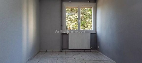 2 chambres Appartement à Bourgoin-Jallieu, France No. 288379 4