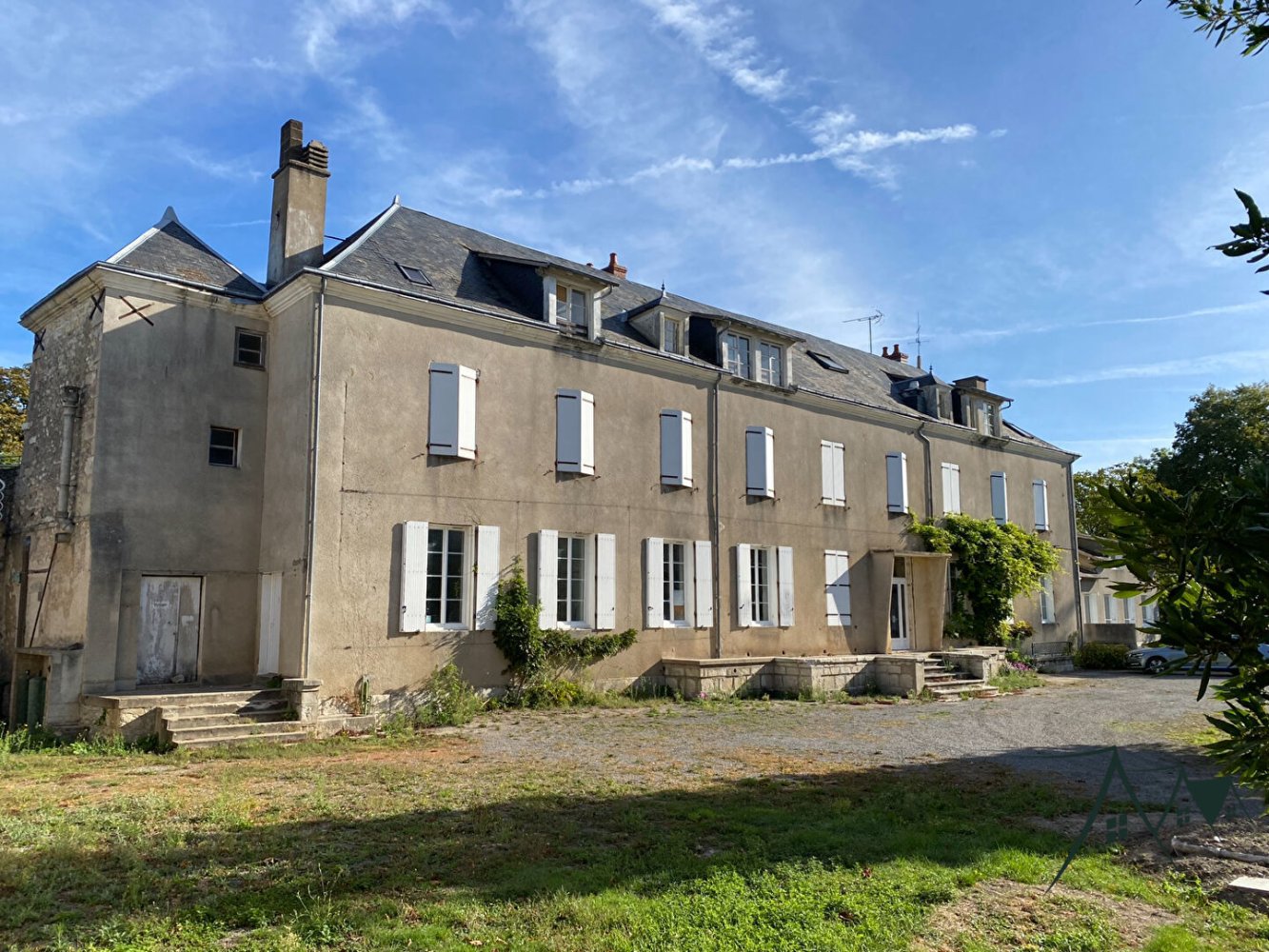28 bedrooms Castles in Le Chatelet, France No. 91730
