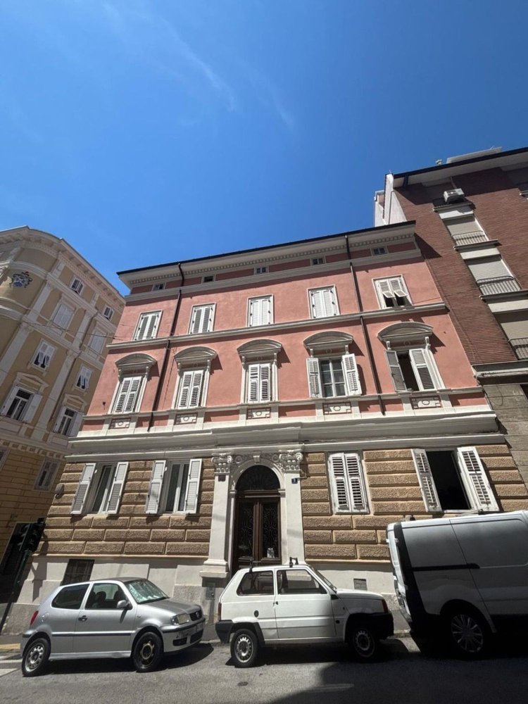 Apartamento de 3 dormitorios en Trieste, Italy No. 310918