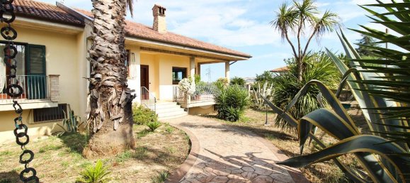 9 rooms House in Roseto degli Abruzzi, Italy No. 109664 2