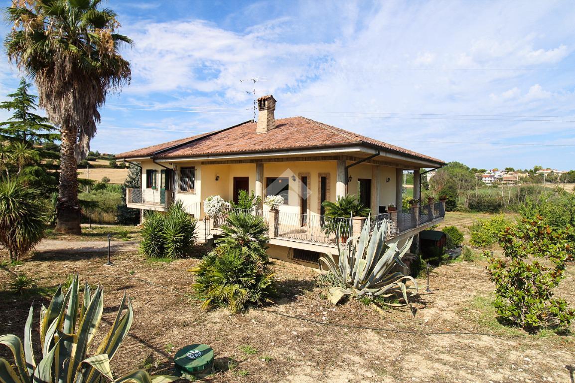 9 rooms House in Roseto degli Abruzzi, Italy No. 109664