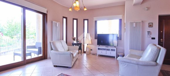 9 rooms House in Roseto degli Abruzzi, Italy No. 109664 5