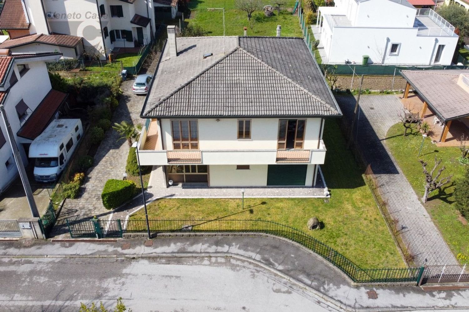 5-salle Villa à Ponte San Nicolò, Italy No. 60153