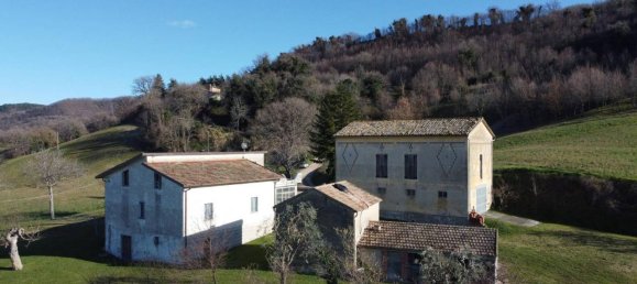 Casa de 10 habitaciónes en Pergola, Italy No. 39424 47