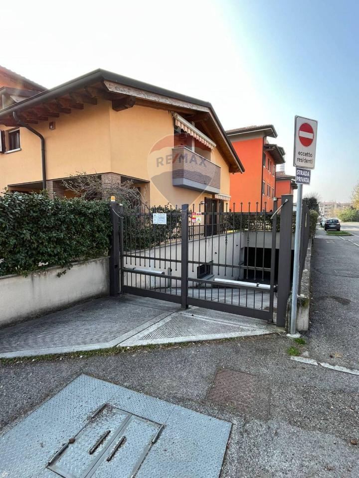 Garaje de 1 habitación en Cassano d'Adda, Italy No. 26503