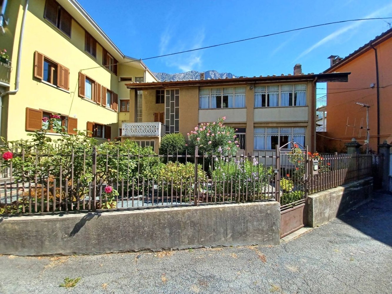 Casa de 5 habitaciónes en Donnas, Italy No. 284068