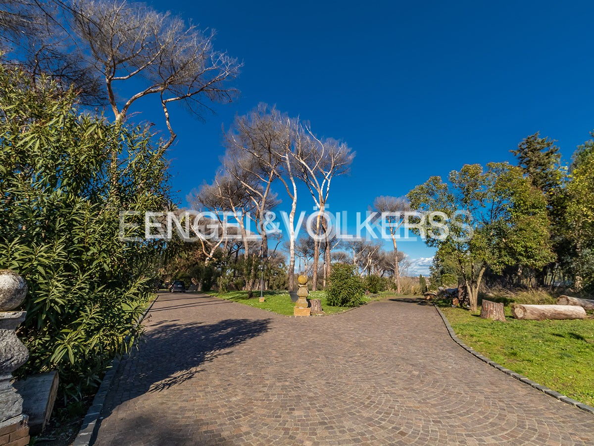 7 bedrooms Villa in Rome, Italy No. 63288