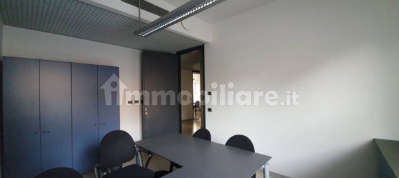 Коммерческая недвижимость с 5 комнатами в Порденоне, Италия № 110814 5