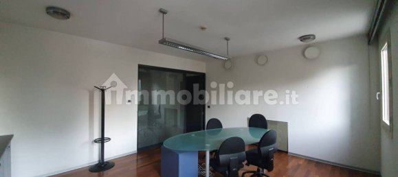 Коммерческая недвижимость с 5 комнатами в Порденоне, Италия № 110814 2