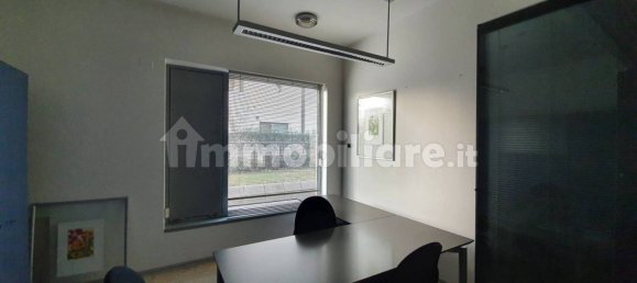 Коммерческая недвижимость с 5 комнатами в Порденоне, Италия № 110814 4